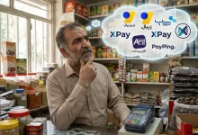 یک مرد مغازه دار که داره به درگاه های پرداخت فکر میکنه