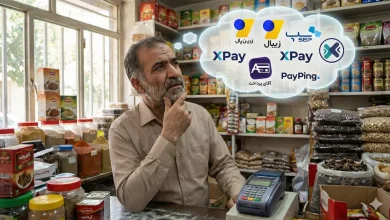 یک مرد مغازه دار که داره به درگاه های پرداخت فکر میکنه